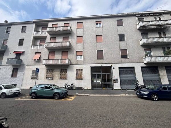 ufficio in vendita a Milano in zona Famagosta