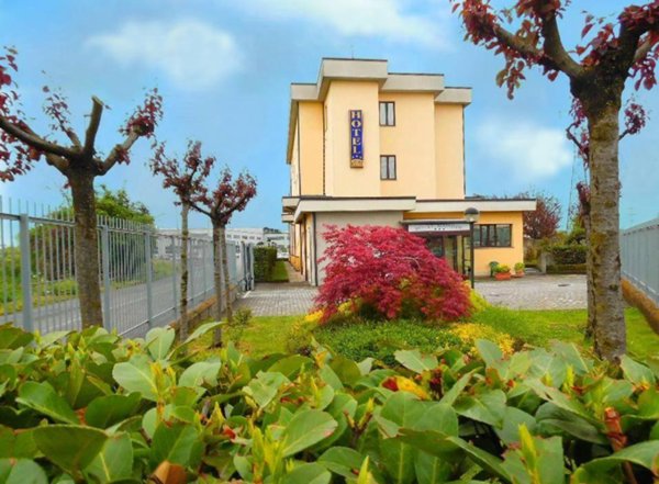 albergo in vendita a Milano in zona Rogoredo