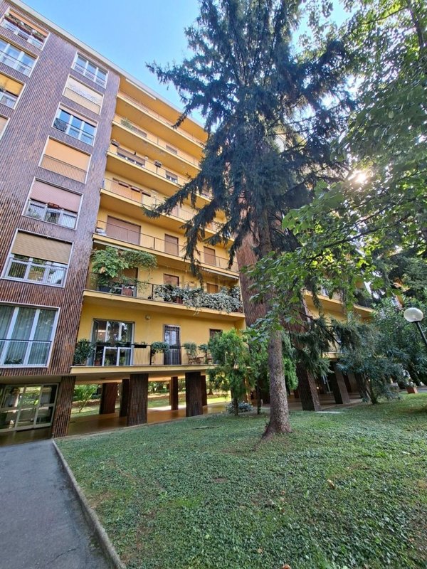 appartamento in vendita a Milano in zona Cascina dei Pomi