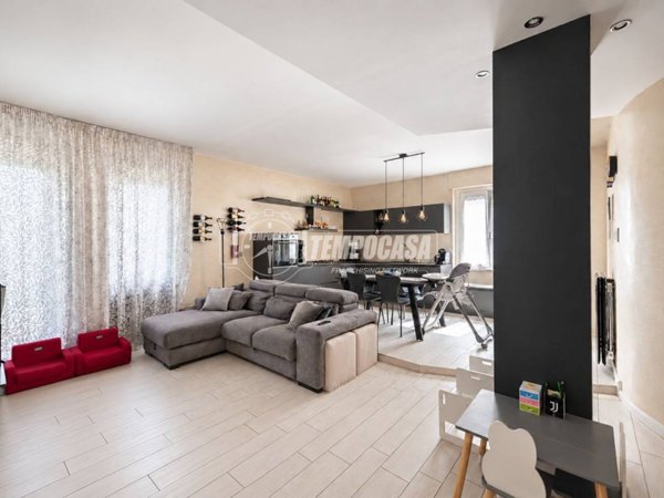 appartamento in vendita a Milano in zona Lorenteggio
