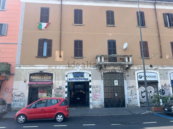 locale commerciale in vendita a Milano in zona Precotto
