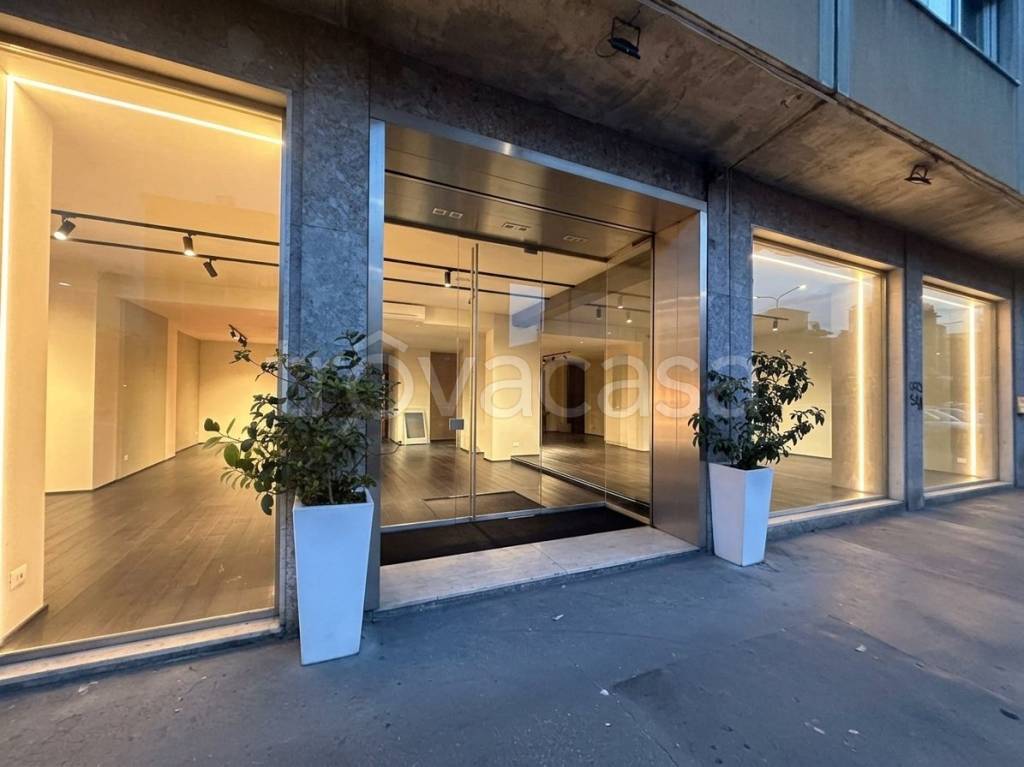 locale commerciale in vendita a Milano in zona Famagosta
