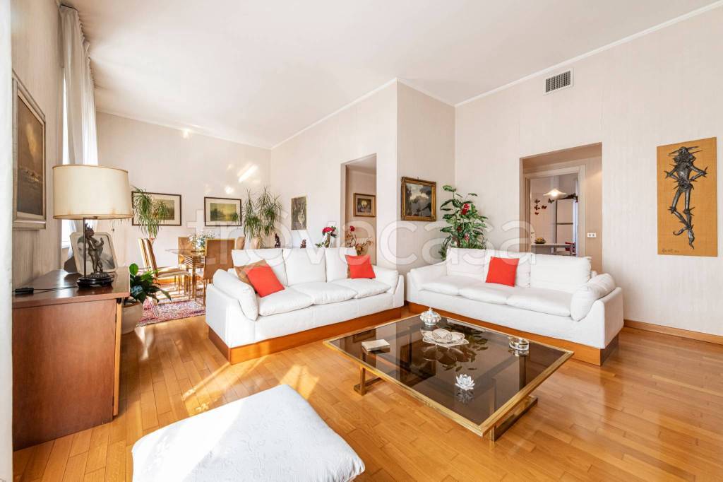 appartamento in vendita a Milano in zona Guastalla