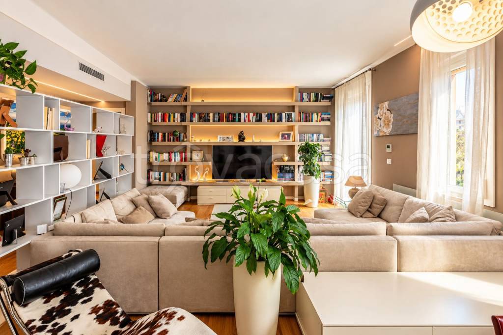 appartamento in vendita a Milano in zona De Angeli