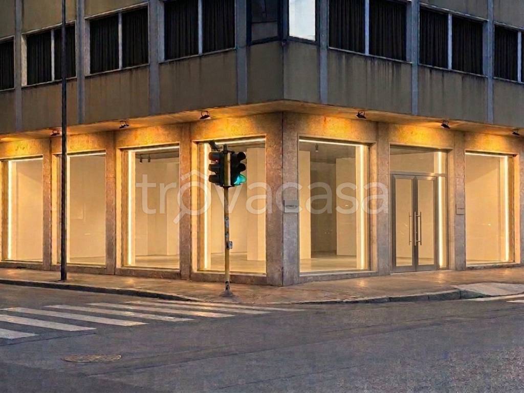 ufficio in vendita a Milano in zona Famagosta