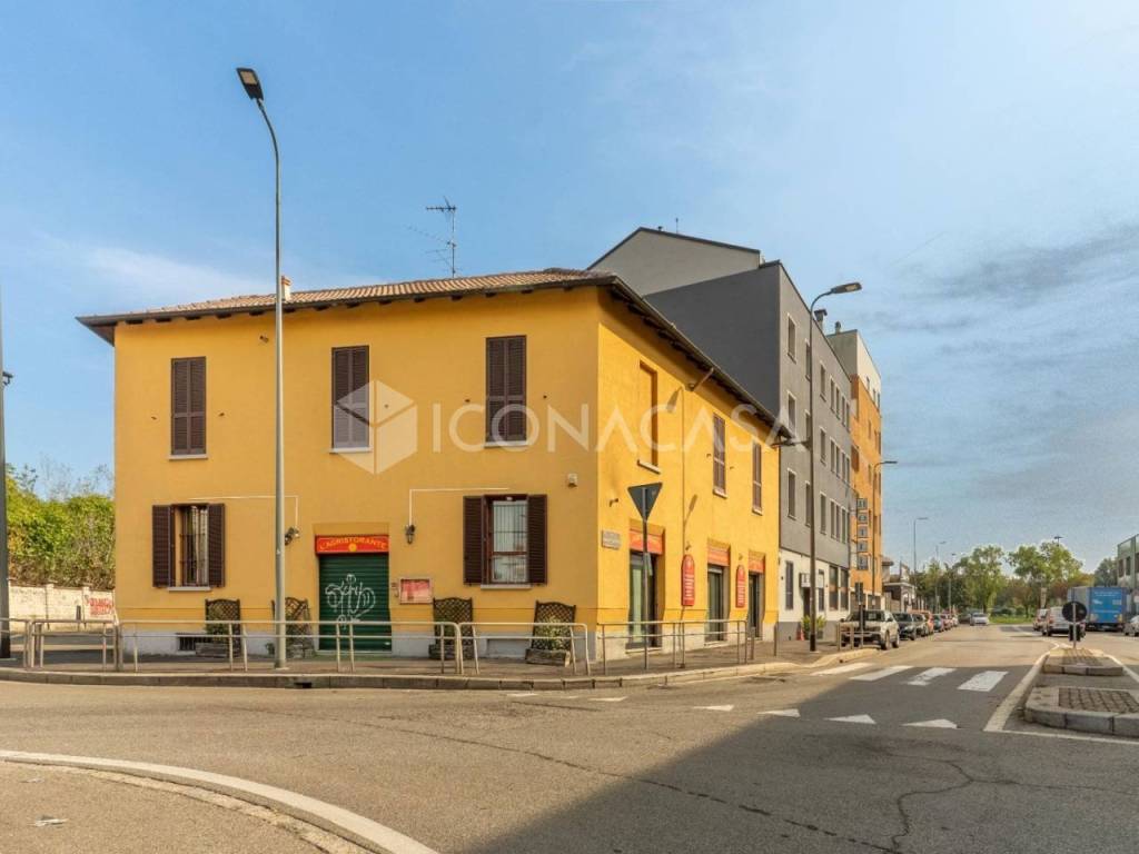 locale commerciale in vendita a Milano in zona Corvetto