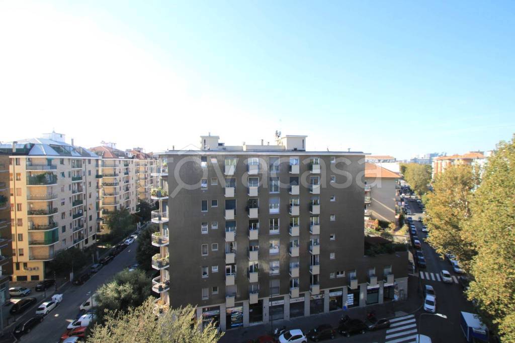 appartamento in vendita a Milano in zona Lorenteggio