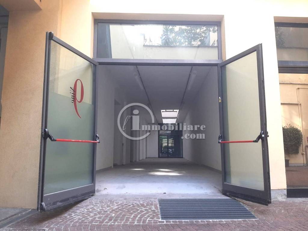 locale commerciale in vendita a Milano in zona Sempione