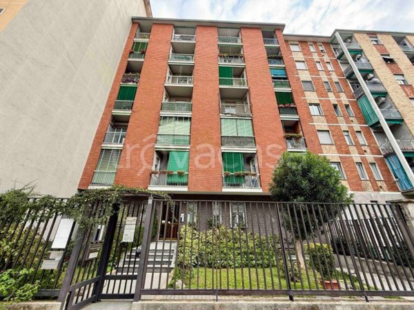 locale commerciale in vendita a Milano in zona Montalbino