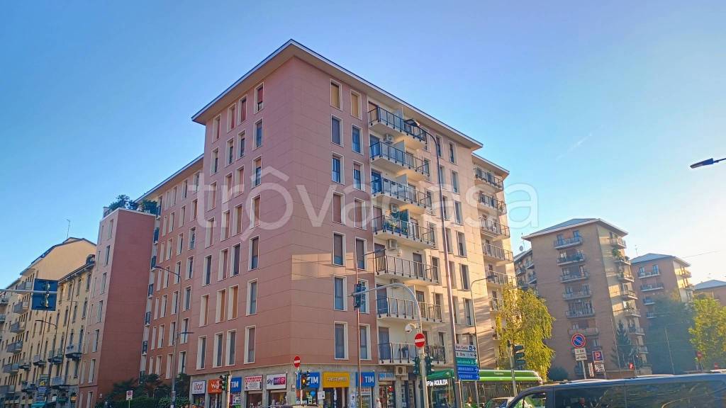 appartamento in vendita a Milano in zona Lorenteggio