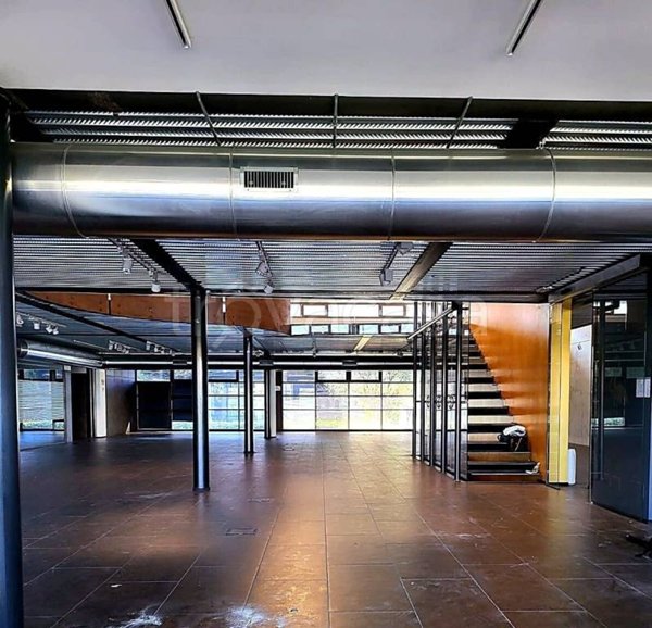 locale commerciale in vendita a Milano in zona Dergano