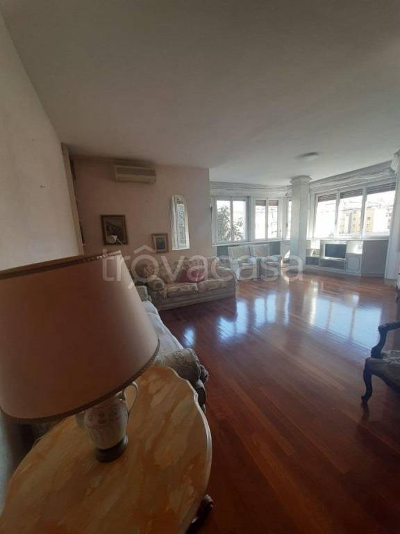 appartamento in vendita a Milano in zona Corsica