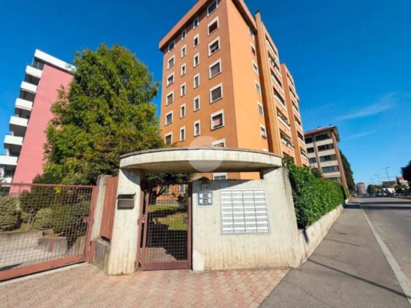 appartamento in vendita a Milano in zona Barona