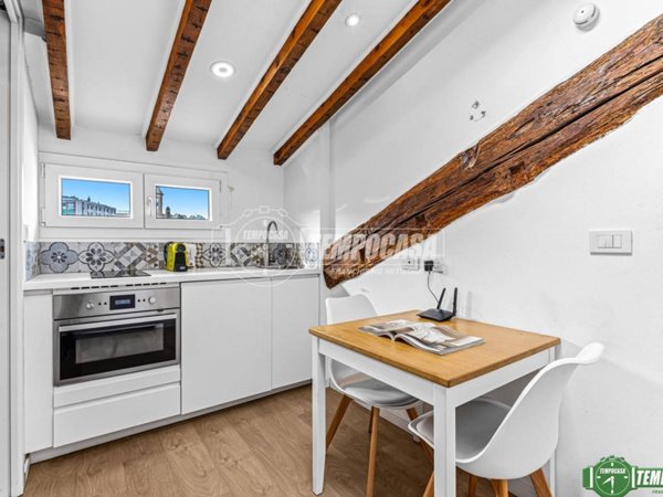 appartamento in vendita a Milano in zona Porta Nuova