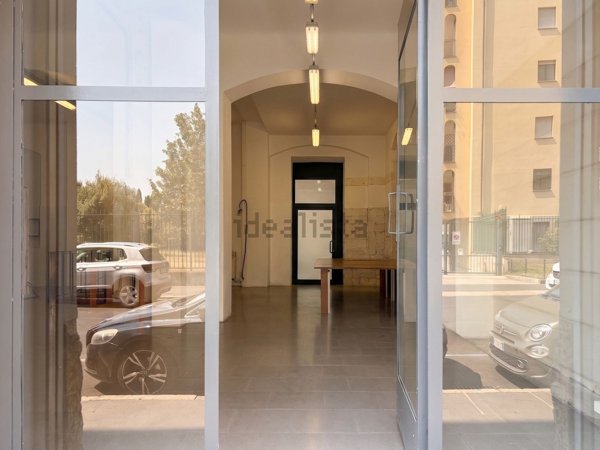 locale commerciale in vendita a Milano in zona Piazzale Lodi