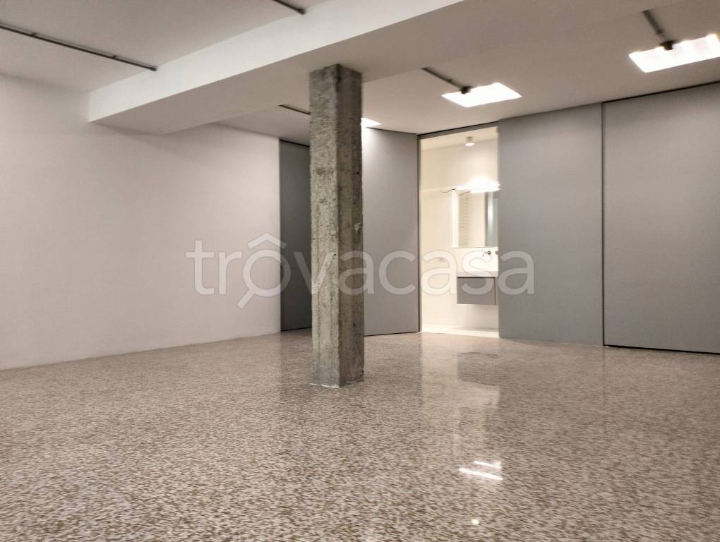 locale commerciale in vendita a Milano in zona Città Studi