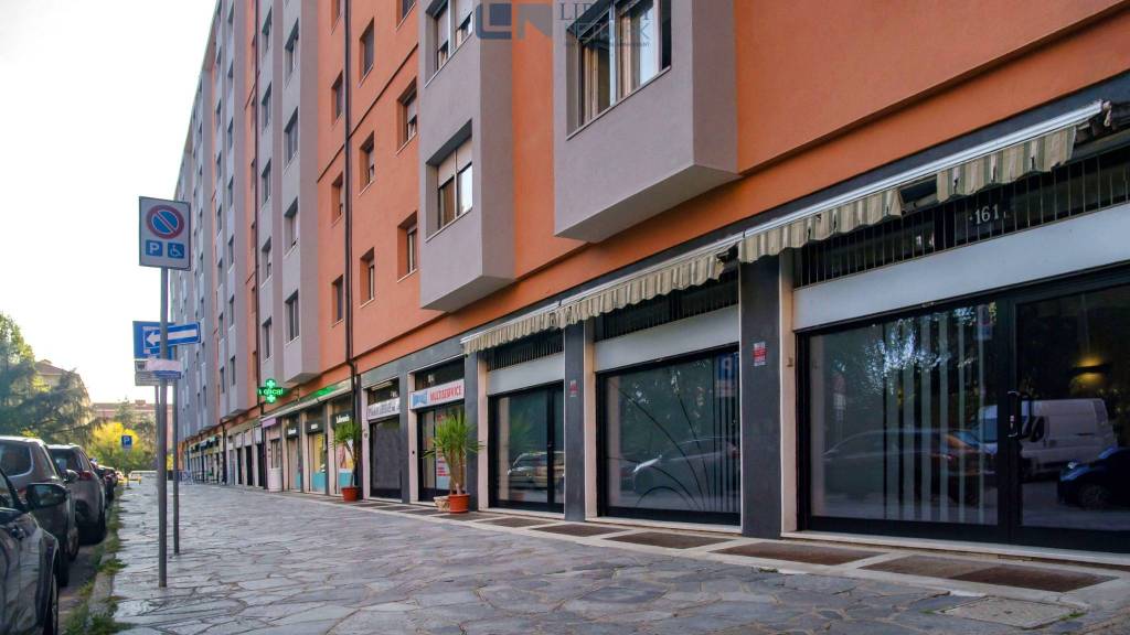 ufficio in vendita a Milano in zona Gallaratese