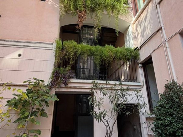 appartamento in vendita a Milano in zona Porta Ticinese