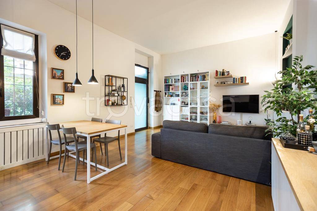 appartamento in vendita a Milano in zona De Angeli