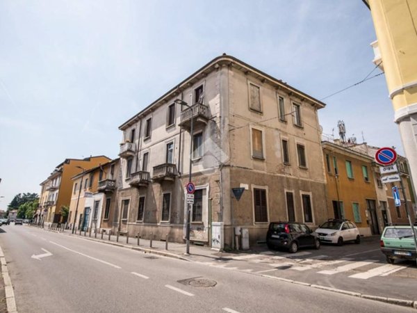 appartamento in vendita a Milano in zona Baggio