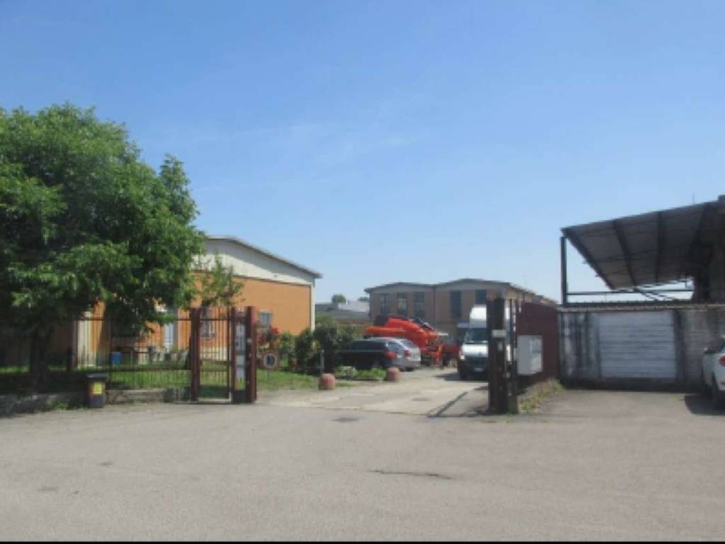 locale commerciale in vendita a Morimondo