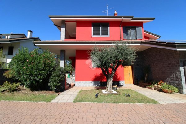 casa indipendente in vendita a Nerviano in zona Garbatola