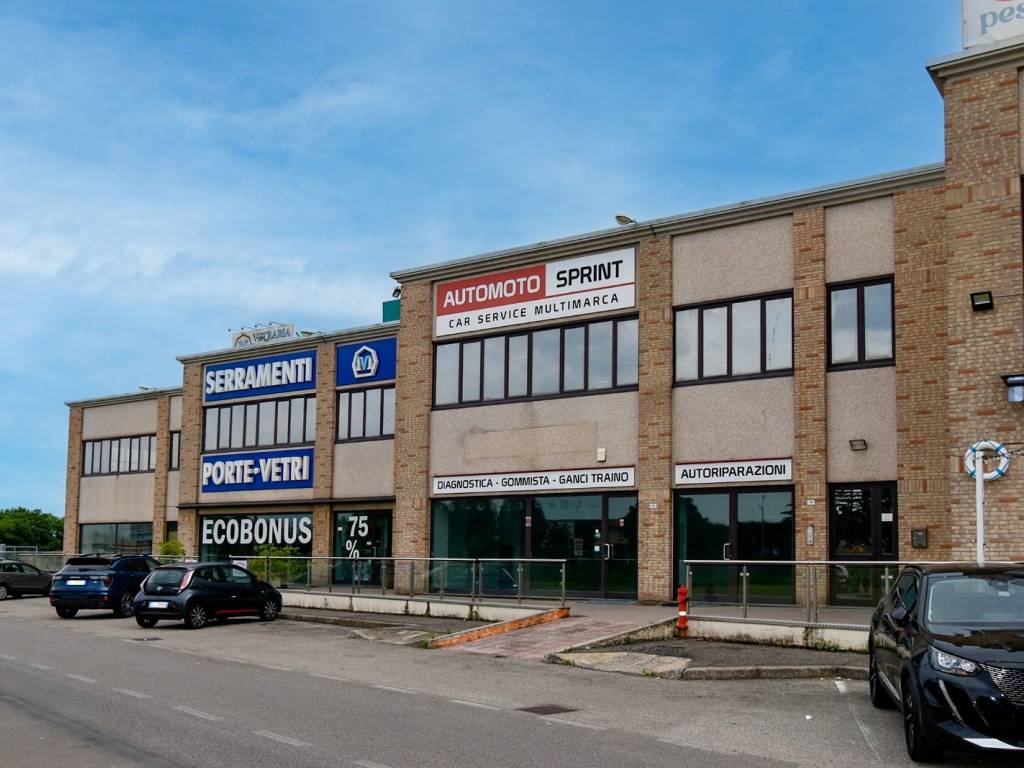 locale commerciale in vendita a Nerviano