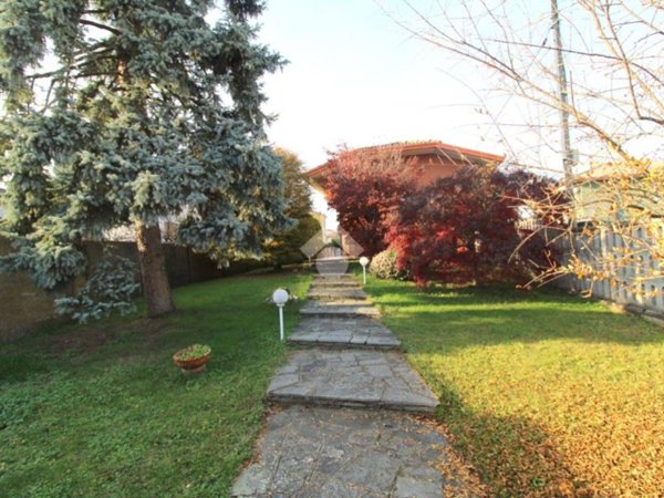casa indipendente in vendita a Nerviano in zona Sant'Ilario