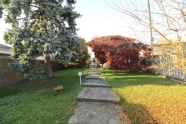 casa indipendente in vendita a Nerviano in zona Sant'Ilario