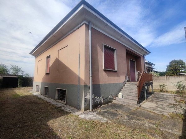 casa indipendente in vendita a Nerviano in zona Sant'Ilario