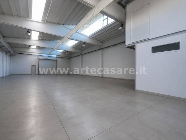 locale commerciale in vendita a Nerviano