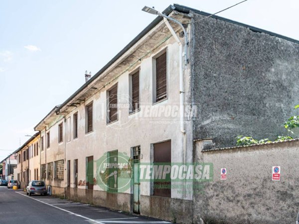 casa indipendente in vendita a Nerviano in zona Sant'Ilario