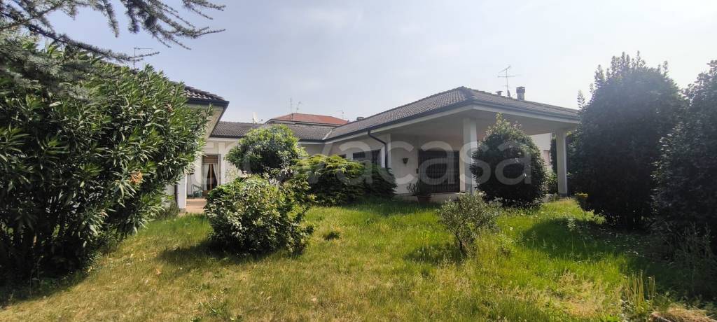 casa indipendente in vendita a Nerviano in zona Sant'Ilario