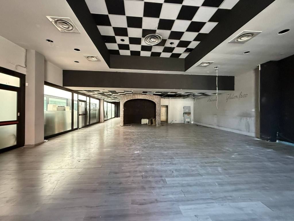 negozio in vendita a Nerviano in zona Villanova