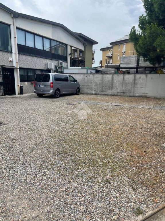 locale commerciale in vendita a Nerviano