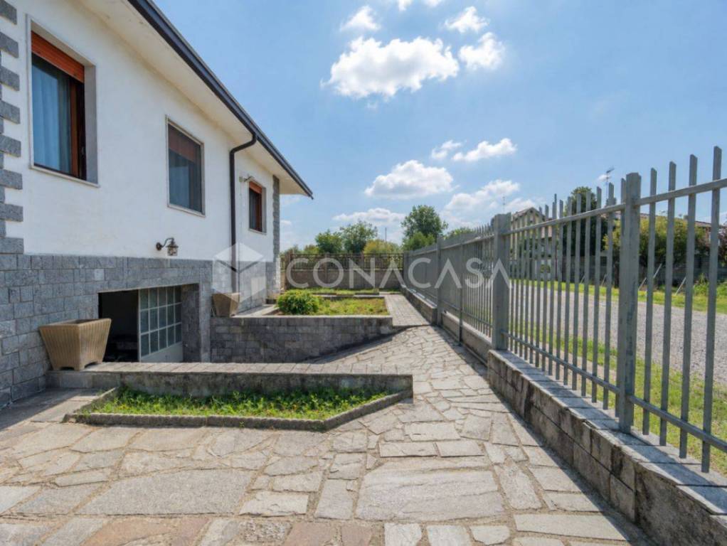 casa indipendente in vendita a Nerviano in zona Garbatola
