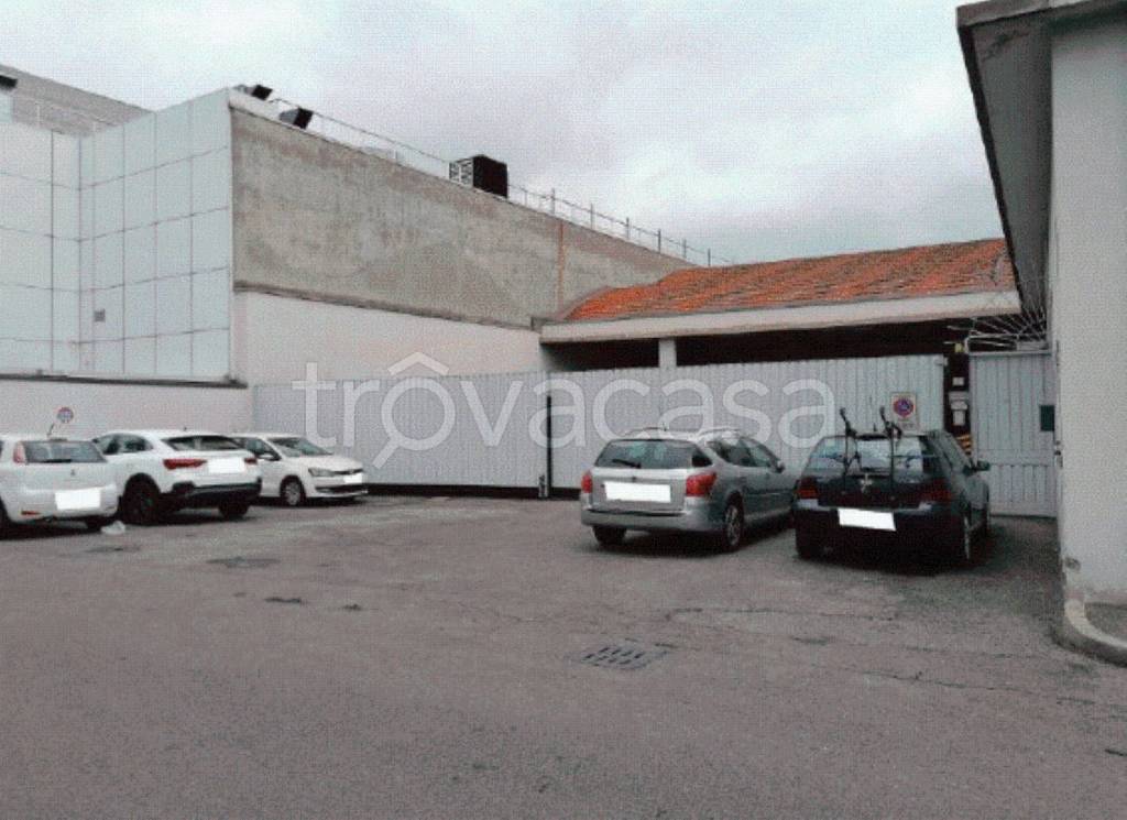 locale commerciale in vendita a Novate Milanese