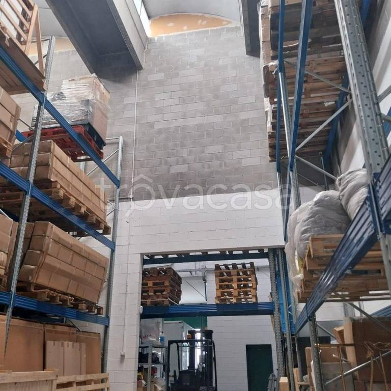 locale commerciale in vendita a Novate Milanese