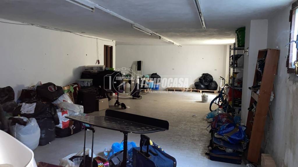 locale commerciale in vendita a Novate Milanese