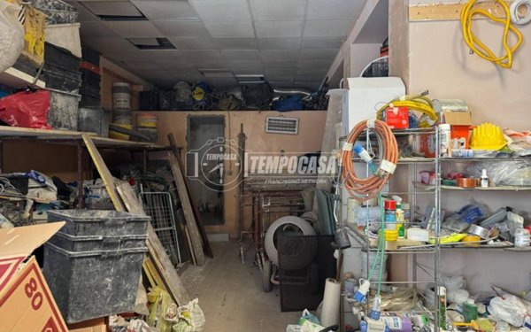 locale commerciale in vendita a Novate Milanese