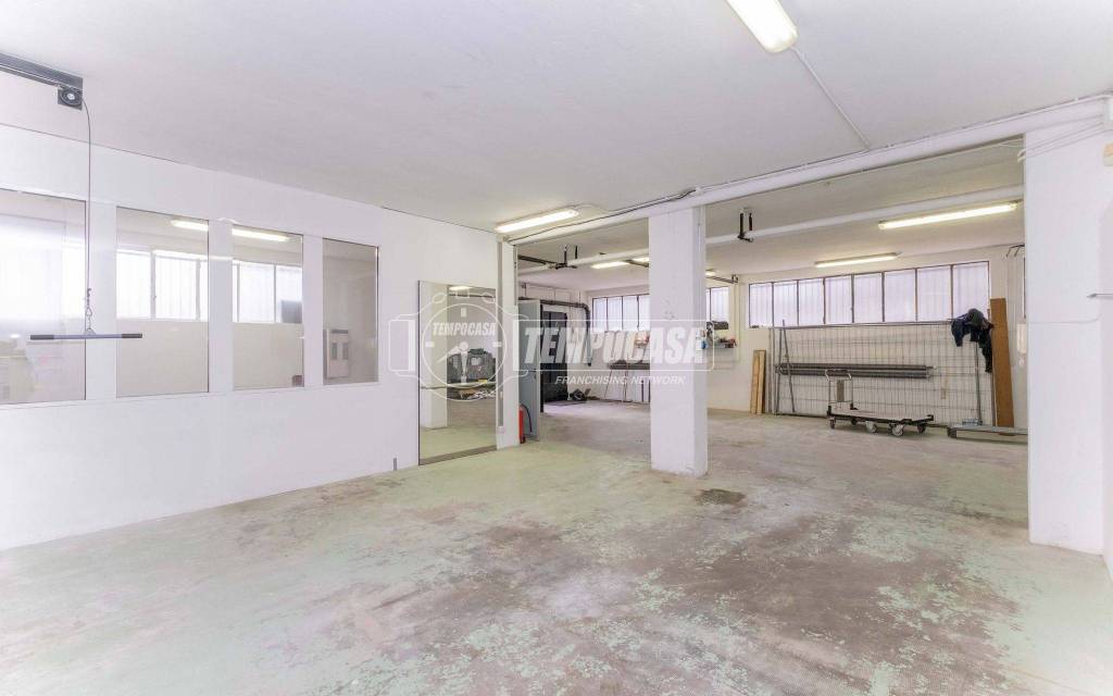 locale di sgombero in vendita a Novate Milanese