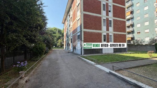 locale commerciale in vendita a Novate Milanese