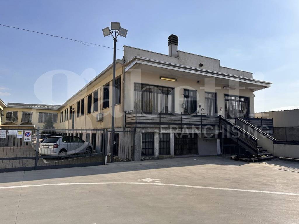 locale commerciale in vendita a Novate Milanese