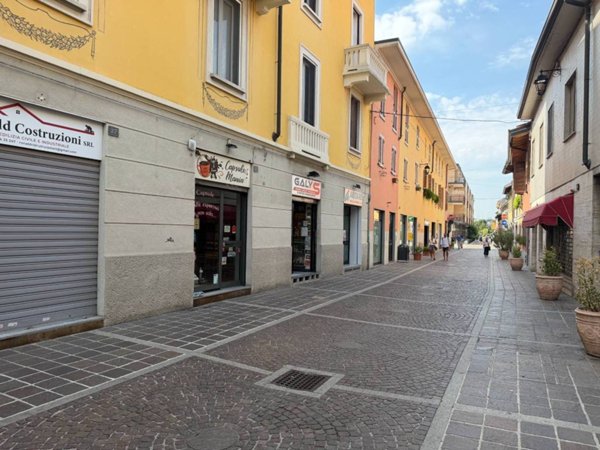 locale commerciale in vendita a Novate Milanese