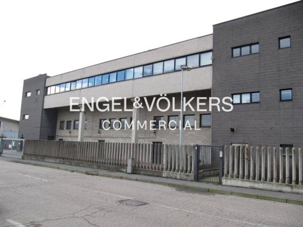 locale commerciale in vendita ad Opera