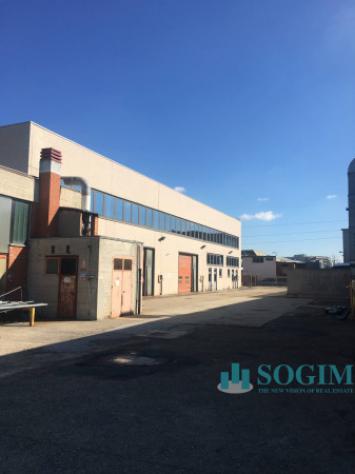locale commerciale in vendita ad Opera