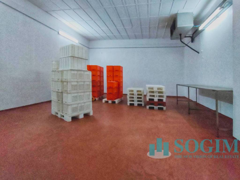 locale commerciale in vendita ad Opera
