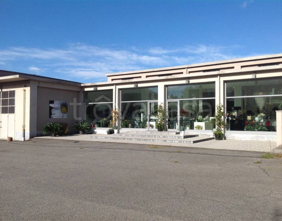 locale commerciale in vendita ad Opera