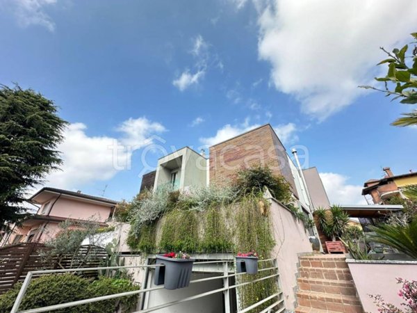 casa indipendente in vendita ad Opera