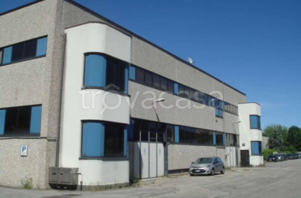 locale commerciale in vendita ad Opera